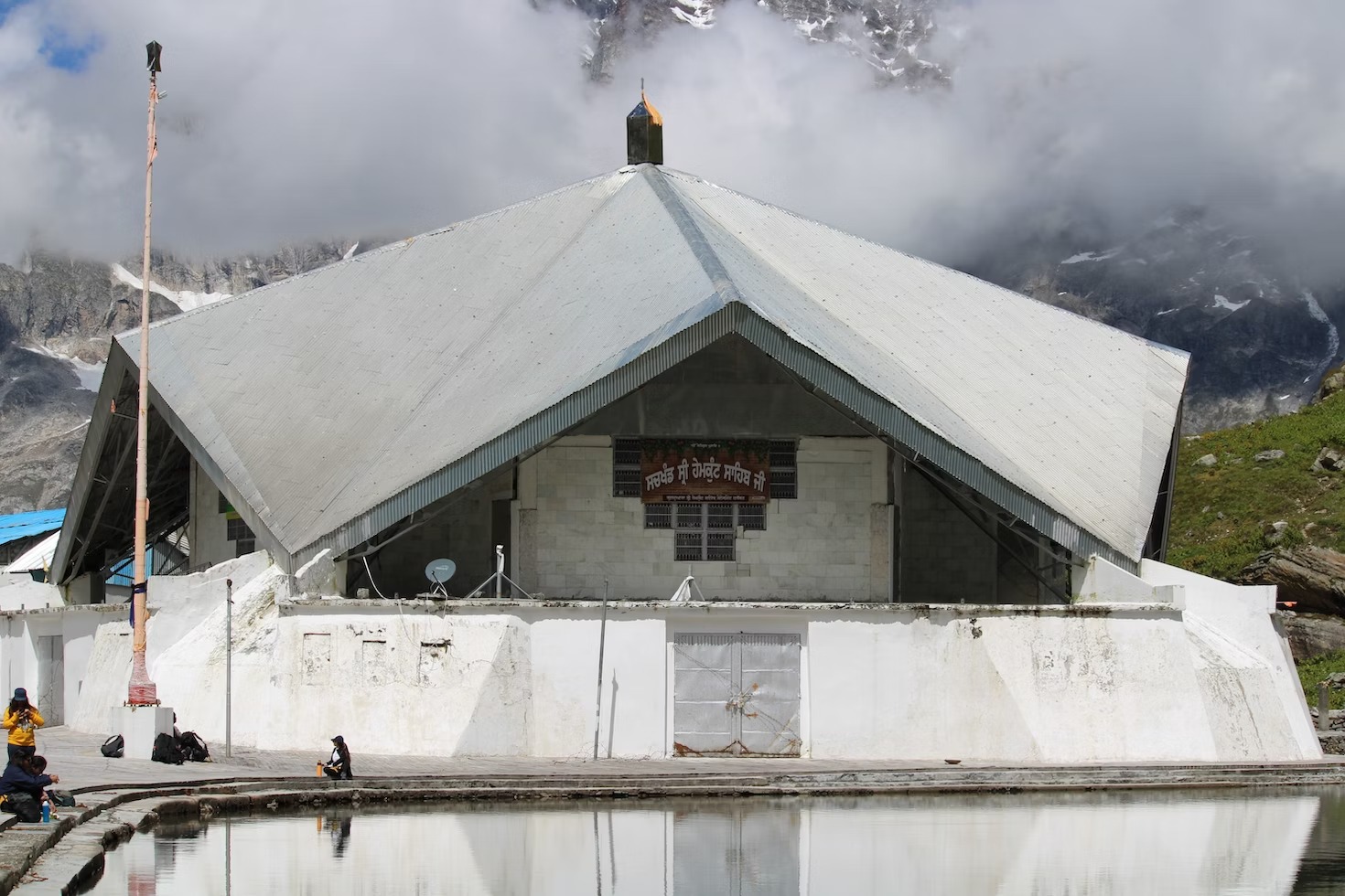 Which is the best time to visit Valley of flowers Hemkund Sahib?