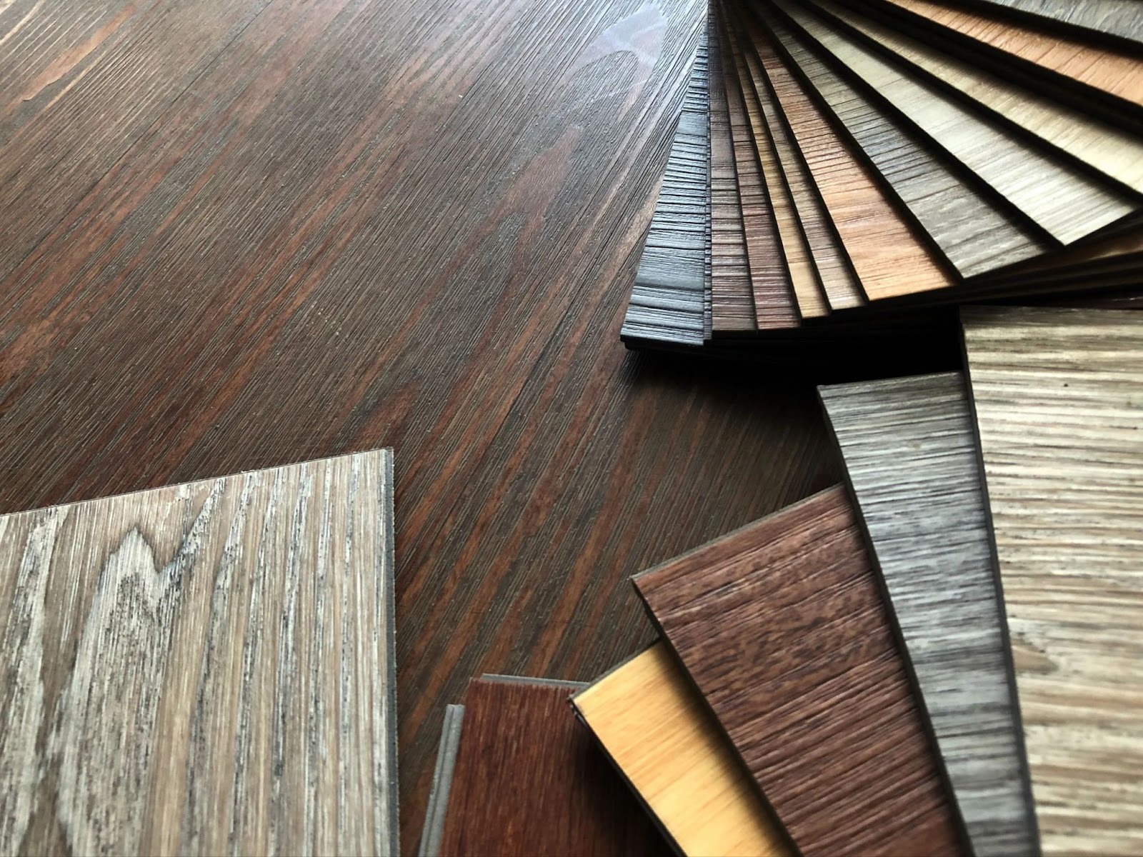 luxury-vinyl-flooring-dubai-living-room-modern-design