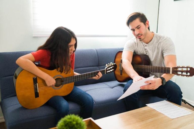 Learn Guitar in Delhi: Certificate Course Guide